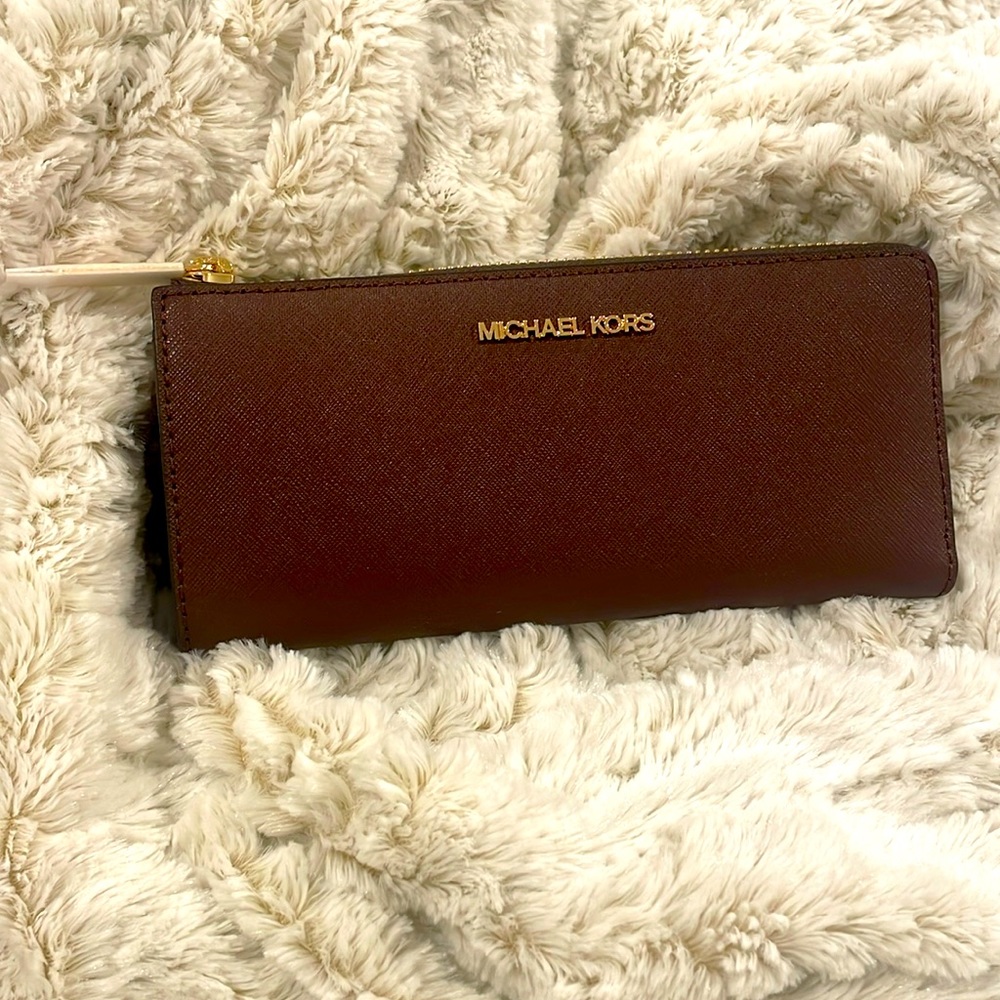 Michael Kors Jet Set Travel three quarter zip wallet